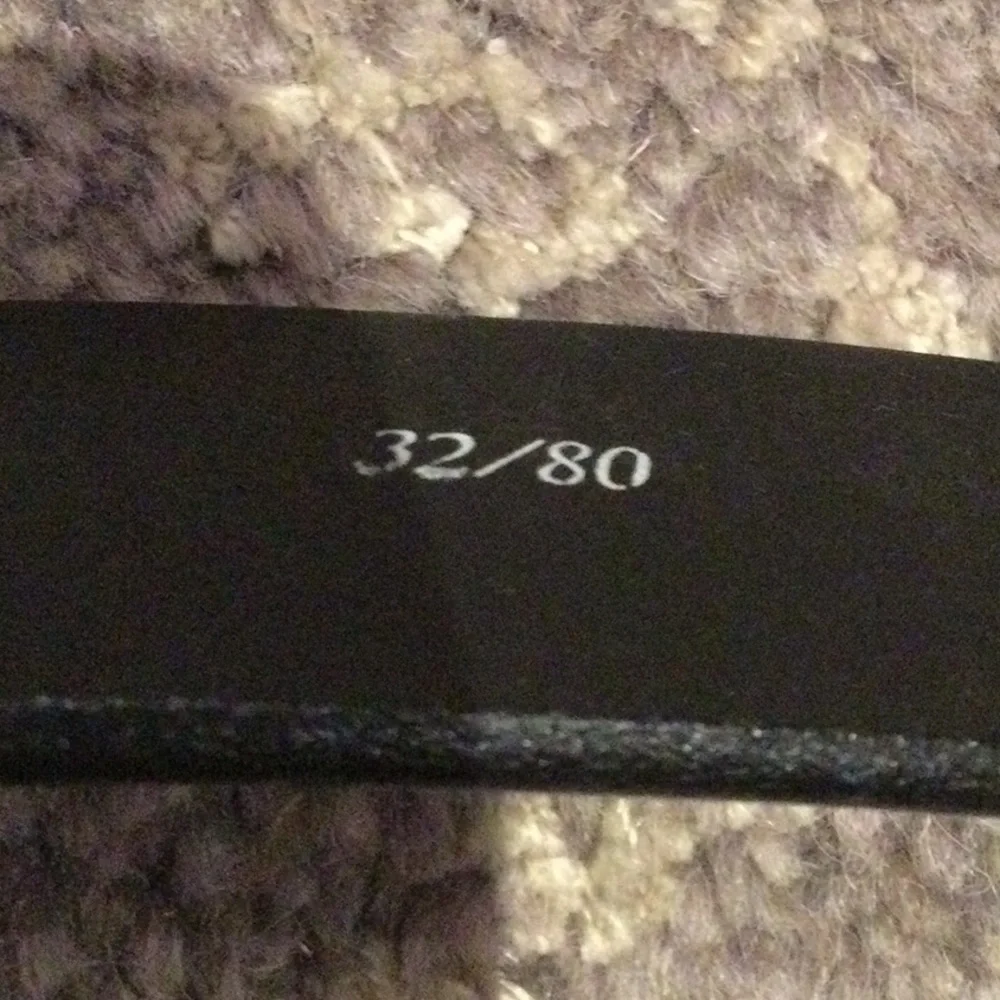 Mantles silver buckle black leather belt in size 32 NWT - Picture 3 of 4